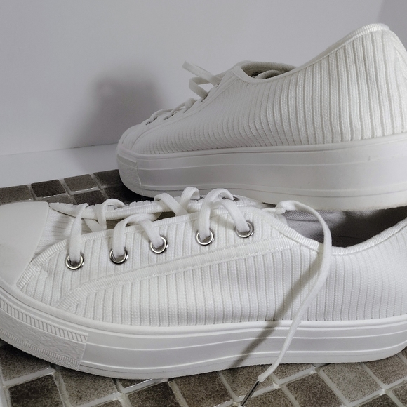 Steve Madden "Vex" Platform White Ribbed Sneakers - Size 9.5. Pre-owned - Picture 8 of 12